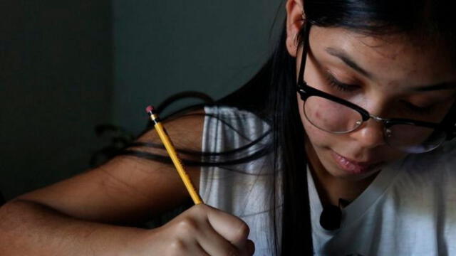 La estudiante nunca pensó que le tocaría volverse maestra de los niños de su barrio. Foto: BBC Mundo/ Nicole Kolster