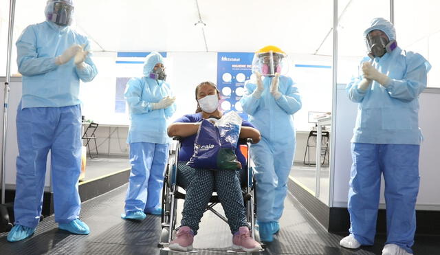 Paciente sale de centro de aislamiento en Moquegua tras vencer a la COVID-19. Foto: EsSalud