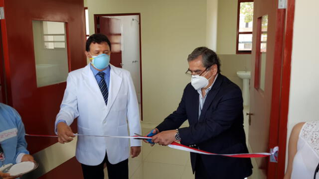 Juan Carlos Velasco junto al titular del Minsa en la recepción oficial de dos plantas de oxígeno entregadas por la organización Respira Perú. Foto: Minsa