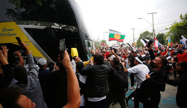 Fanáticos del club rodearon el bus que trasladó al equipo en varios tramos del recorrido. Foto: La Tercera