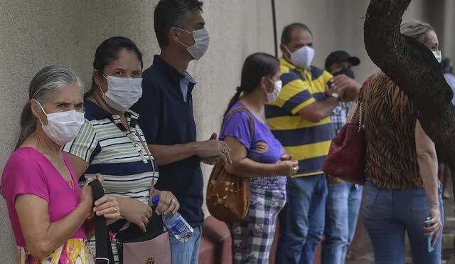 Los residentes hacen fila para recibir la vacuna Coronavac contra la COVID-19 en Serrana, a unos 323 km de Sao Paulo, Brasil, el 17 de febrero de 2021. Foto: AFP