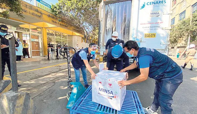 Distribución a hospitales. Con ayuda de policías y militares se enviaron las dosis del segundo lote a los nosocomios de Lima metropolitana. Proceso continúa. Foto: difusión