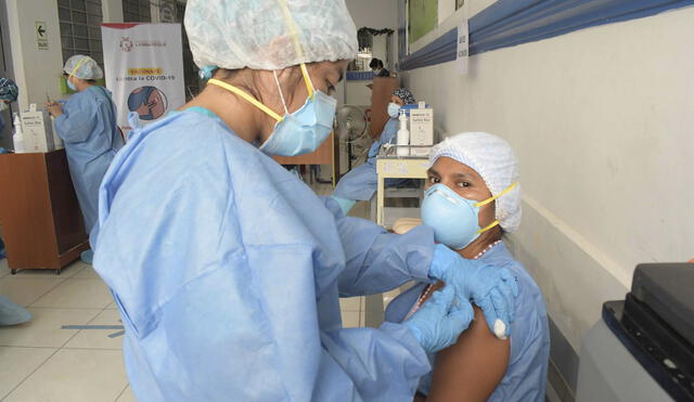 Al menos 100 trabajadores de salud rechazaron ser vacunados en la primera fase, por lo que las dosis se aplicaron a otras personas. Foto: Geresa