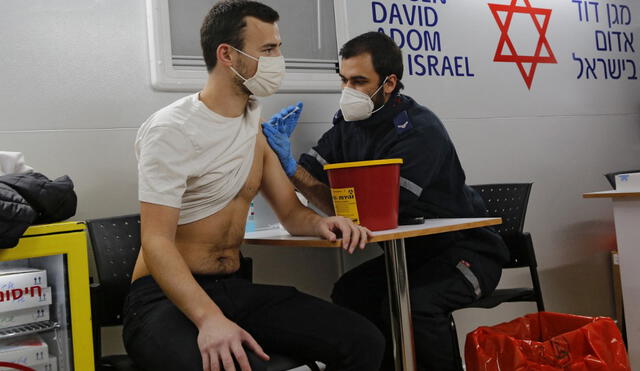 Israel, de unos nueve millones de habitantes, vacunó a más de cuatro millones de personas desde diciembre. Foto: AFP