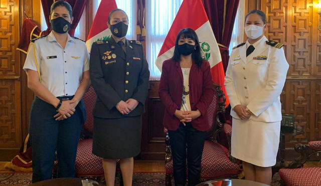 Las edecanas son Cecilia Alarcón del Ejército Peruano, Sara Meza de la Fuerza Aérea (FAP) y Andrea Ortiz de la Marina de Guerra del Perú. Foto: Twitter Mirtha Vásquez