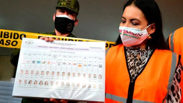 La presidenta del CNE Ecuador, Diana Atamaint, muestra las papeletas de las elecciones generales. Foto: AFP