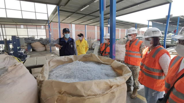 Militares visitaron planta de reciclaje y procesamiento. Foto: Municipalidad Distrital de Yanahuara
