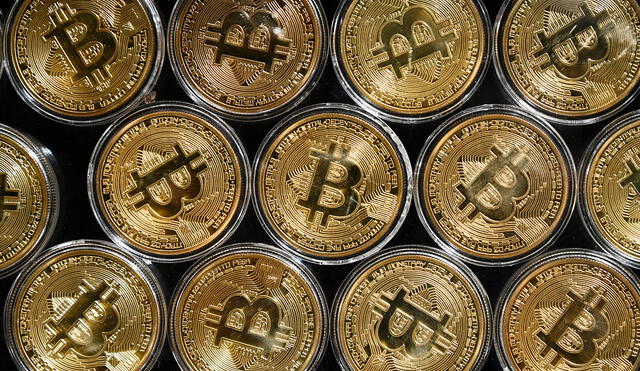 Las últimas alzas elevaron su capitalización de mercado, todo el bitcoin en circulación, a unos 982.000 millones de dólares. (Foto: AFP)