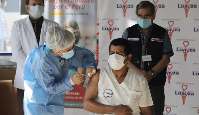 Ministro de Salud señaló que la próxima semana se culminará la vacunación del personal de salud. Foto: Jorge Cerdán/La República