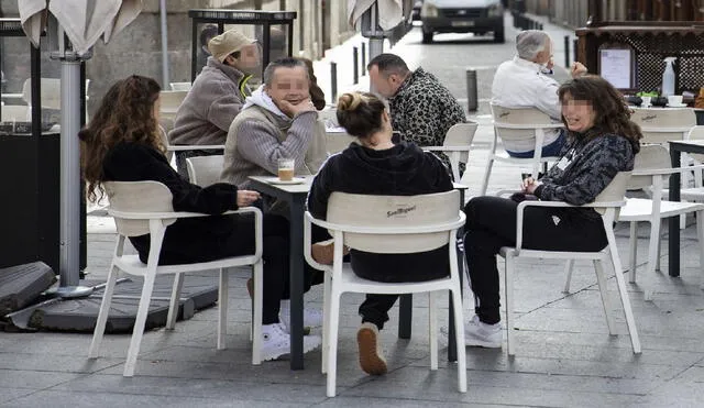 En varias terrazas de Madrid se ha hecho común que no lleven puestas mascarillas, a pesar de que España registra miles de contagios de coronavirus diariamente. Foto: El País
