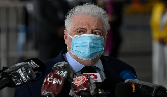 El ministro de Salud, Ginés González García, protagoniza lo que en Argentina ya califican como "Vacunación VIP" en plena campaña de inmunización contra el coronavirus. Foto: AFP