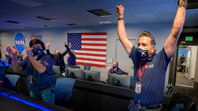 La NASA muestra a los miembros del equipo del rover Perseverance mientras reaccionan en el control de la misión después de recibir la confirmación de que la nave espacial aterrizó con éxito en Marte. Foto: AFP