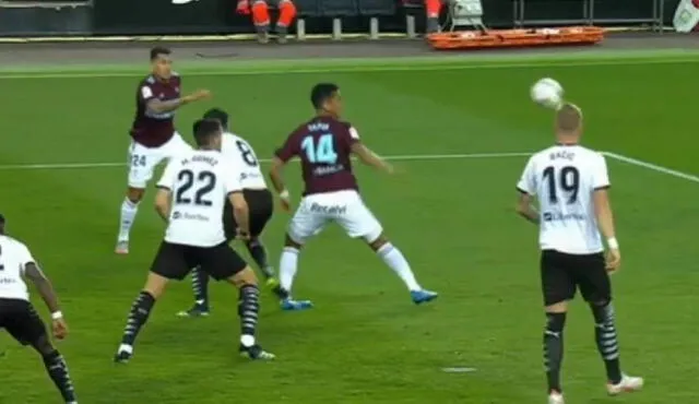 Renato Tapia sufrió un duro golpe en los minutos iniciales del partido por LaLiga. Foto: captura/ESPN