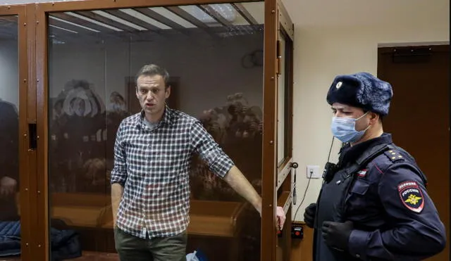 Navalny durante la audiencia en la que se le redujo la condena a dos años y medio de prisión. Foto: EFE