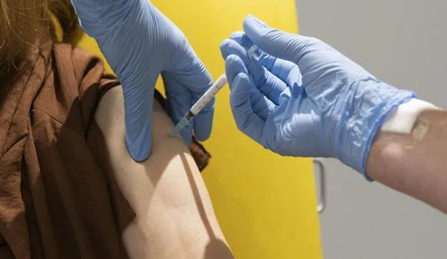 Un proceso de vacunación por sí solo necesitará reforzarse con otras medidas | Foto: AP / Universidad de Oxford.