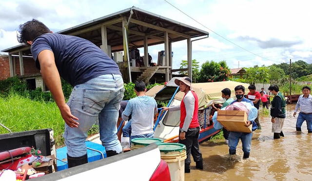Ciudadanos intentan rescatar sus pertenencias del desborde del río. Foto: La República