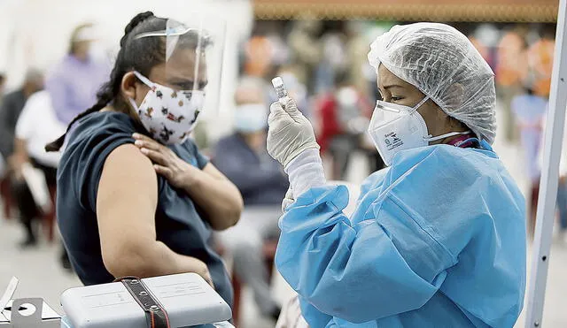 Dosis. Inmunización avanza, pero se quiere acelerar el paso. Foto: Antonio Melgarejo/La República