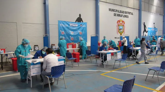 Vacunación continuo ayer en la piscina de Miraflores y el Hospital Metropolitano de EsSalud. Foto: La República.