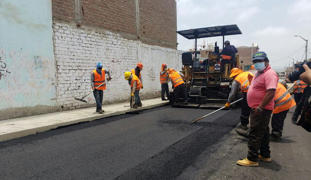 Obras de asfaltado dan empleo temporal a mano de obra paralizada por pandemia. Foto: MDEP