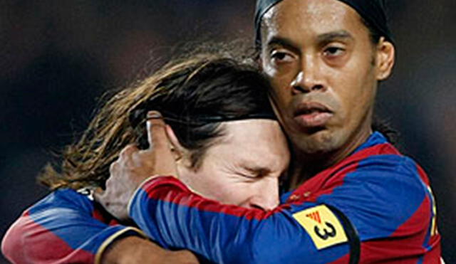 Ronaldinho y Lionel Messi defendieron juntos los colores del FC Barcelona. Foto: AFP