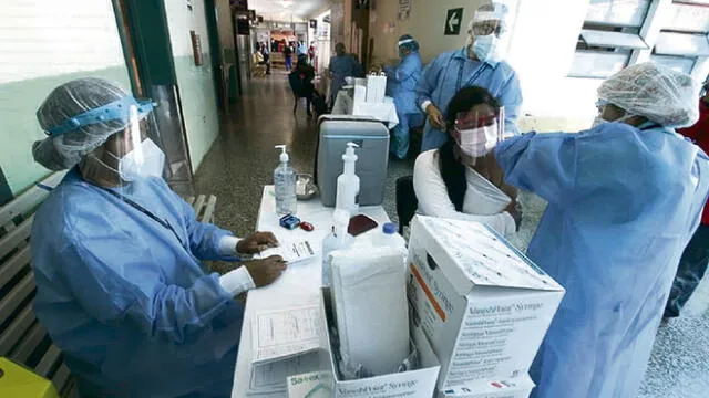 El ministro de Salud, Óscar Ugarte, indicó que está previsto que en marzo lleguen 2 millones más de dosis de vacuna de Sinopharm. Foto: La República