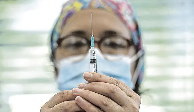 Denuncia. Mientras cientos de miles de personas vulnerables, incluso médicos, intentan acceder a una vacuna, otros con influencia tienen pase libre. Foto: AFP