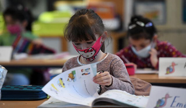 Niñas y niños volvieron a las aulas este lunes en 10 de las 16 regiones de Alemania. Foto: AFP