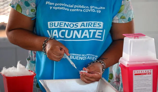 Argentina está vacuna a la población contra el coronavirus a una velocidad menor a la prevista inicialmente. Foto: AFP