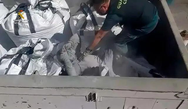 Un guardia civil descubre a un inmigrante escondido en un saco con restos tóxicos el 19 de febrero en Melilla. Foto: AFP