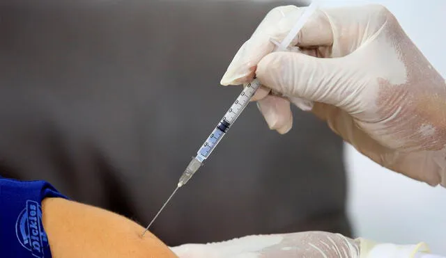 Una de las ventajas que tiene esta vacuna es, según Hernández, que muestra una eficacia del 65%, es decir, que “la persona no desarrollará la enfermedad”. Foto: EFE