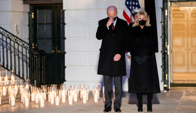 Joe y Jill Biden en una ceremonia de encendido de velas en memoria de las víctimas de la COVID-19. Foto: EFE