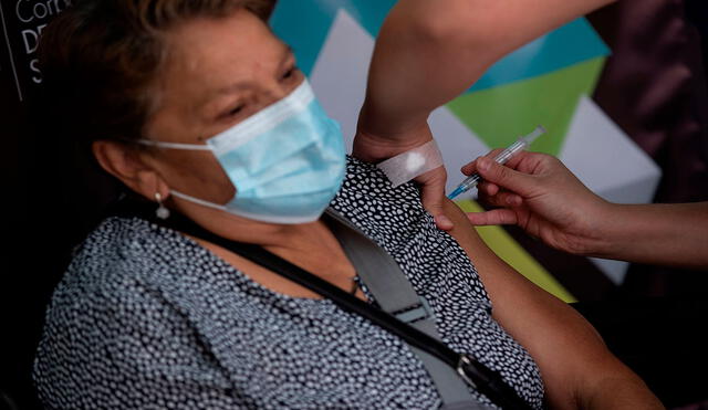 Chile es una de las naciones que avanza en su afán de vacunar a las personas de la tercera edad contra el coronavirus. Foto: EFE