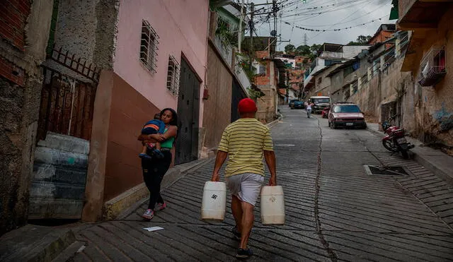 En Venezuela, un país con un alto índice de inflación, los bonos a través del Carnet de la Patria son un paliativo que aplica desde hace años el régimen de Nicolás Maduro. Foto: EFE