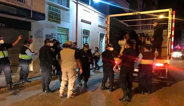 Autoridades intervinieron a mujeres en el centro de Chiclayo. Foto: PNP