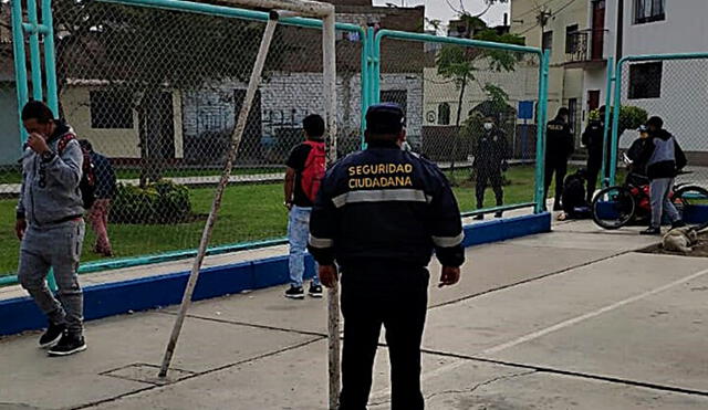 Los serenos patrullan diferentes parques de Trujillo para prevenir delitos y faltas. Foto: MPT