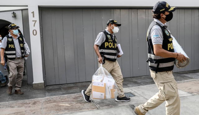 Agentes de la Diviac retirando documentos de la casa del general Astudillo. Foto: Aldair Mejia/La República