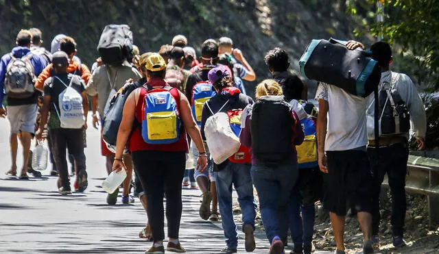 Migrantes venezolanos caminan por una carretera en Cúcuta, Colombia (frontera con Venezuela) el 2 de febrero de 2021. Foto: AFP