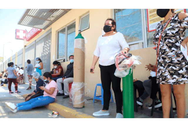 El HRL entregó balones de oxígeno a clínica, pese a las necesidades de la población. Foto: Clinton Medina/La República