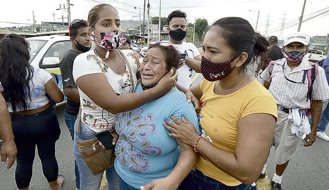 Descontrol. Familiares desesperados esperan información. Foto: AFP