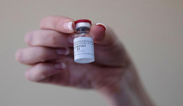 La vacuna contra el coronavirus de Johnson & Johnson puede ser almacenada en un refrigerador y no en un congelador, por lo cual otorga más ventajas que las de Pfizer y Moderna. Foto: AFP
