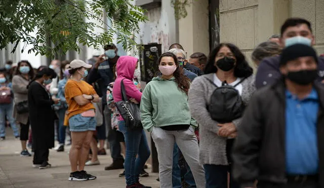 Chile lleva varias semanas en una campaña de vacunación contra la COVID-19 y además lanzó una serie de beneficios sociales para la población. Foto: AFP