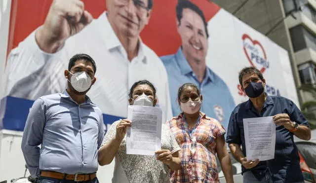 Juan Carlos Zurek, Nora Bonifaz, Rocío Andrade, entre otros militantes fueron al local de Somos Perú. Foto: Aldair Mejía / La República