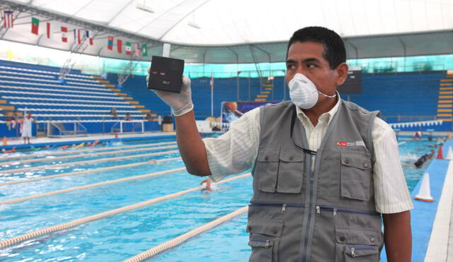 Especialistas recomiendan hacer un correcto uso de los químicos en el tratamiento de las piscinas y no permanecer mucho tiempo en ellas. Foto: Minsa