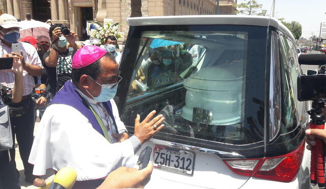 Obispo recibió carroza en la Catedral de Tacna. Foto: La República.
