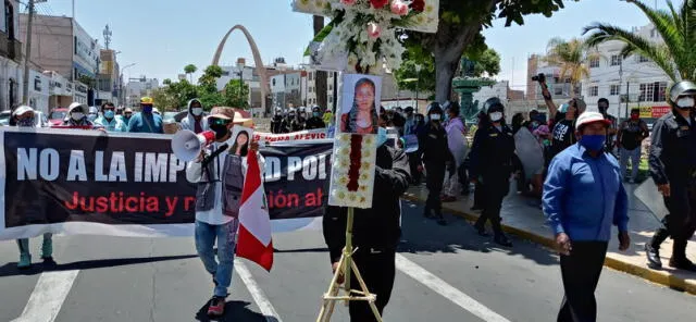 Colectivos piden justicia y la captura de policía sospechoso de su feminicidio. Foto: La República.