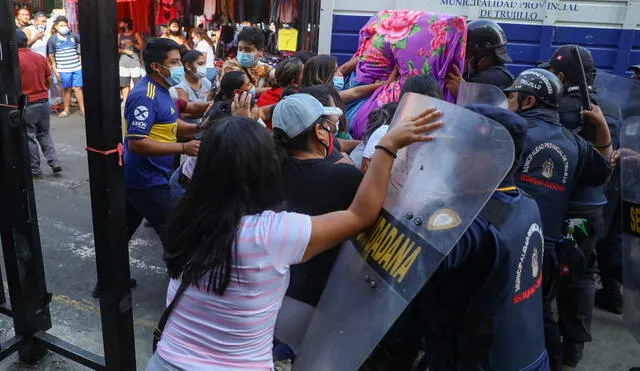 Comerciantes informales se resisten a dejar las calles peatonalizadas por la comuna. Foto: MPT