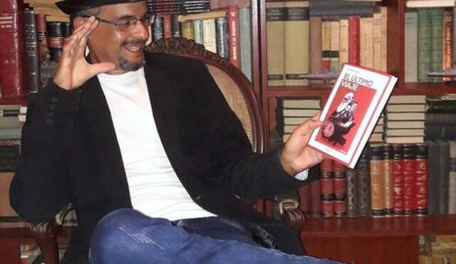 Escritor y científico Iván Meza, con el tercer libro que publica.