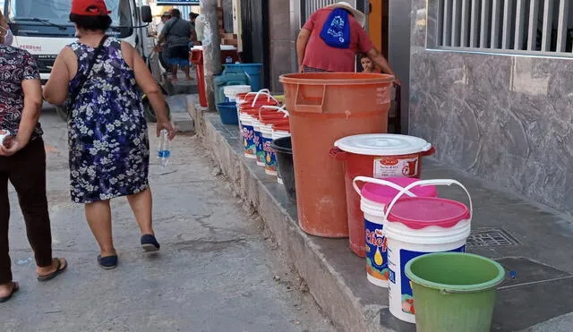 Pobladores sacan sus baldes a las calles a esperar aun cisterna para poder recibir agua. Foto: cortesía.