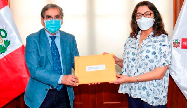 Violeta Bermúdez recibió el informe de la comisión que investigó Vacunagate. Foto: El Peruano