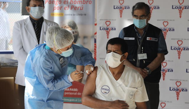 En marzo llegarán las dosis de Pfizer y del mecanismo Covax Facility, con lo que se espera completar el primer grupo de vacunación. Foto: Jorge Cerdán / La República